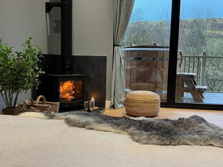 Luxury Lodge In The Treetops Llanbrynmair Экстерьер фото